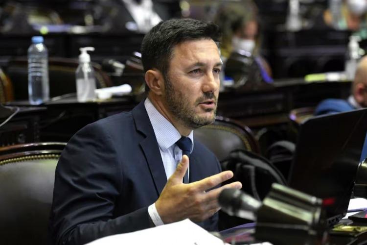 Luis Petri celebró el cobro de la salud a extranjeros no residentes