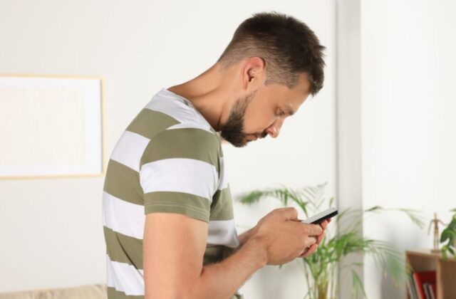 La influencia de la postura al usar el celular en tu estado anímico